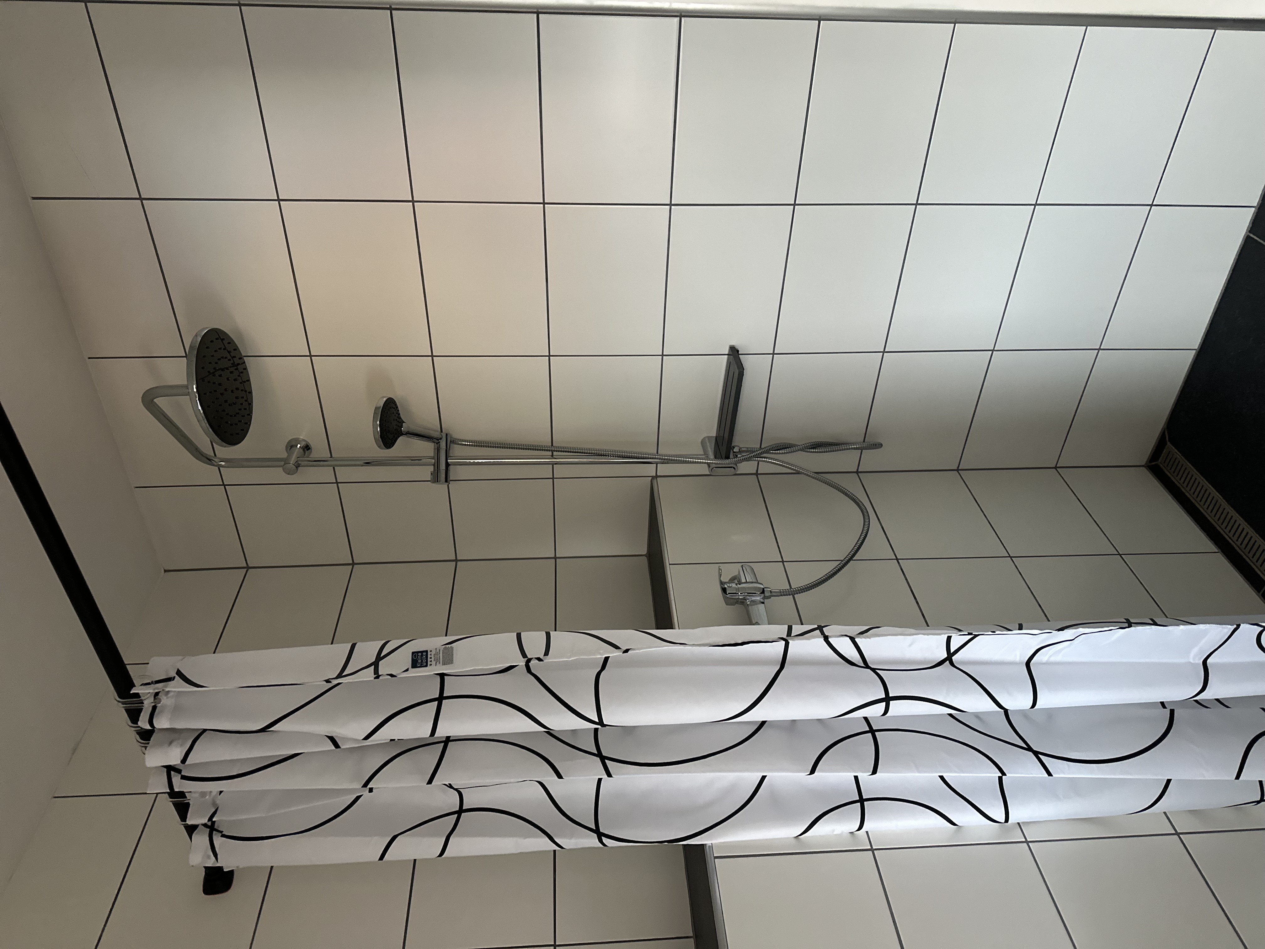 Wohnung 1 – Badezimmer mit ebenerdiger Dusche