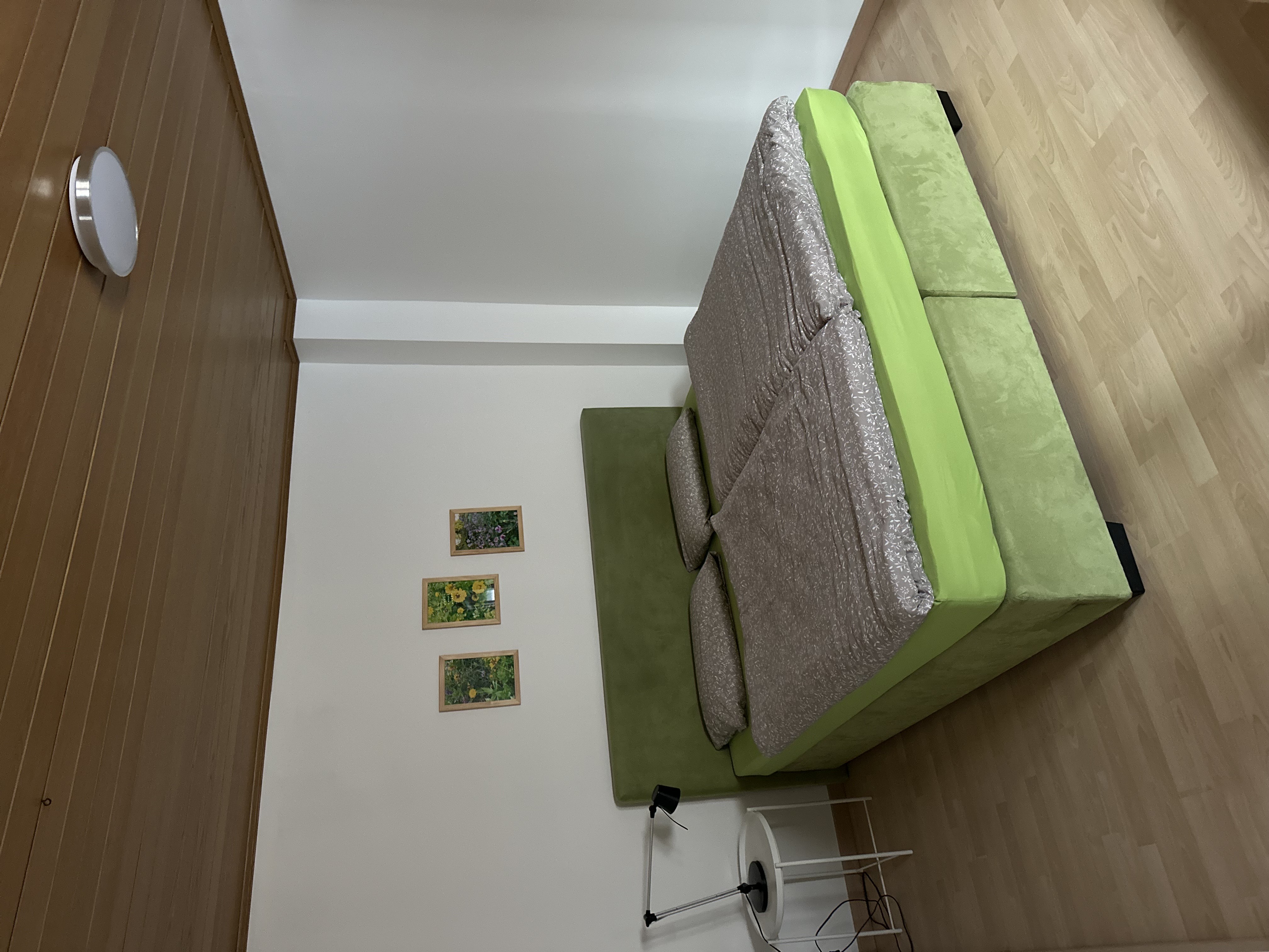 Wohnung 1 – Schlafzimmer mit Doppelbett